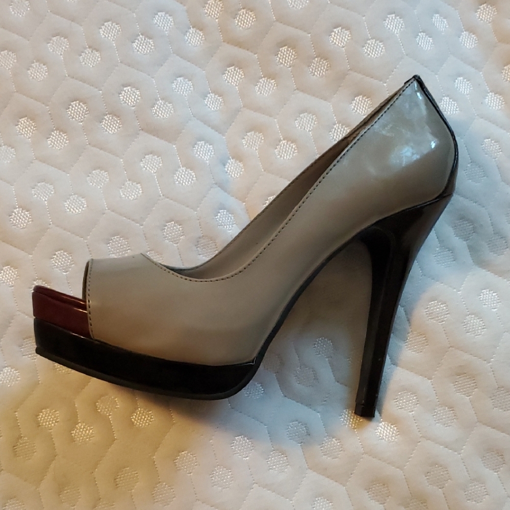 Jessica Gray and Black Patenr Leather High Heel Pumps